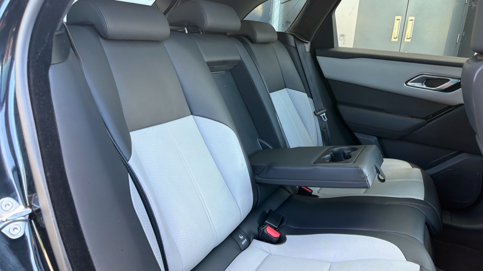 Land Rover Range Rover Velar 2.0 D200 MHEV Autobiography 5dr Auto [Revised] Diesel Estate - Image 34