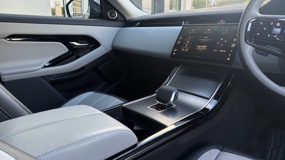 Land Rover Range Rover Evoque 2.0 D200 Dynamic HSE 5dr Auto Diesel Hatchback - Image 32