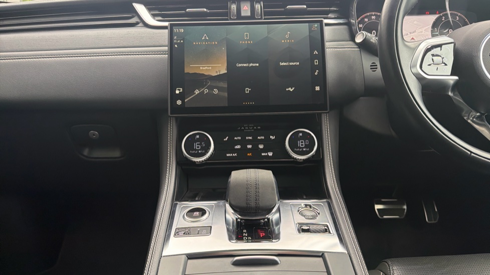 Jaguar F-Pace 2.0 D200 R-Dynamic HSE Black 5dr Auto AWD Diesel Estate - Image 14