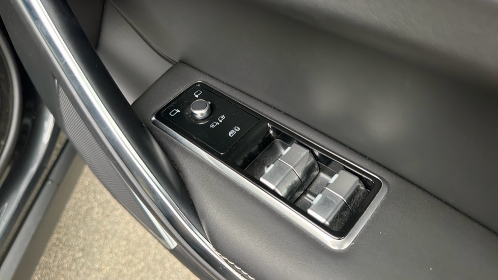 Jaguar F-Pace 2.0 D200 R-Dynamic HSE Black 5dr Auto AWD Diesel Estate - Image 30
