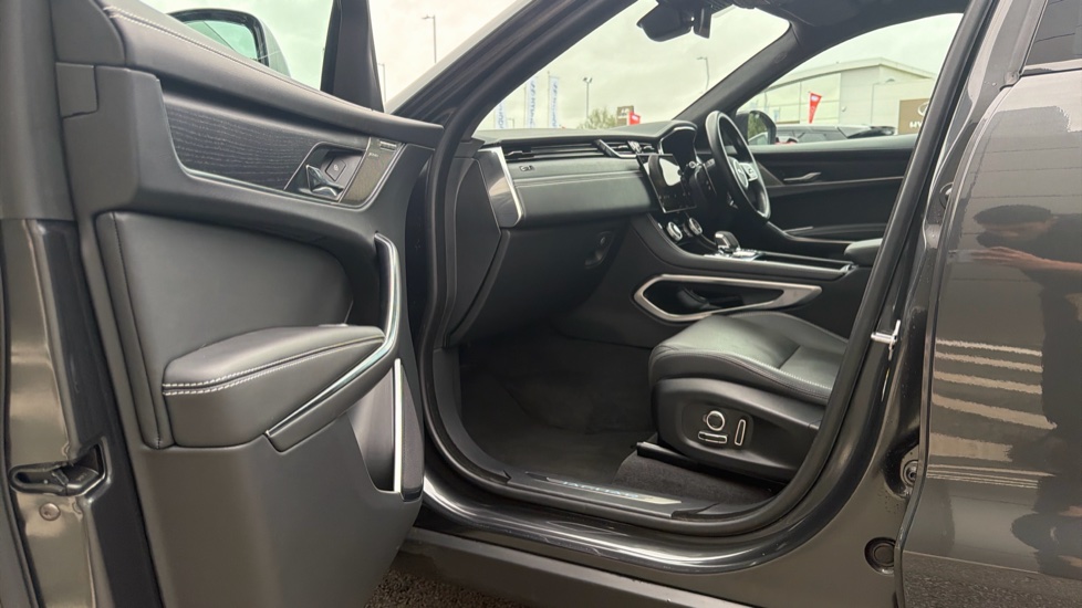 Jaguar F-Pace 2.0 D200 R-Dynamic HSE Black 5dr Auto AWD Diesel Estate - Image 40