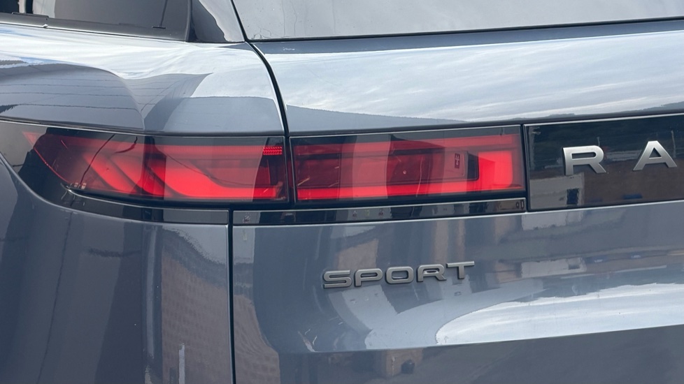 Land Rover Range Rover Sport 3.0 P440e Dynamic SE 5dr Auto Estate - Image 19