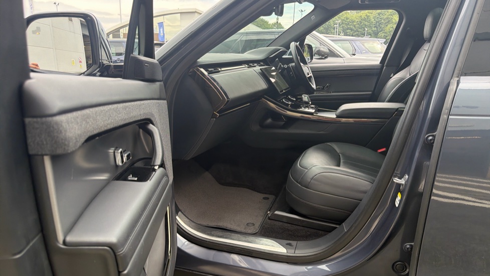 Land Rover Range Rover Sport 3.0 P440e Dynamic SE 5dr Auto Estate - Image 45