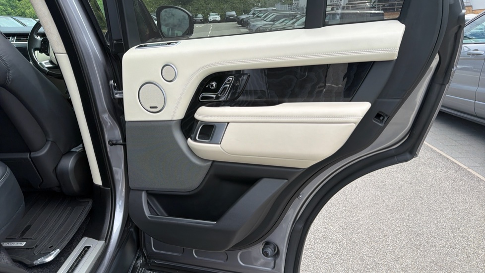 Land Rover Range Rover 2.0 P400e Autobiography 4dr Auto Estate - Image 24