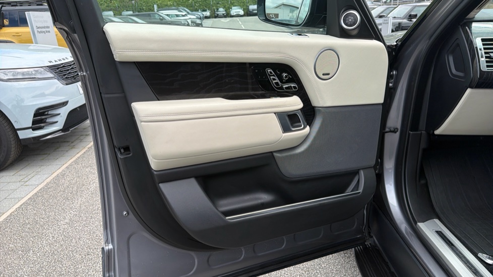 Land Rover Range Rover 2.0 P400e Autobiography 4dr Auto Estate - Image 32