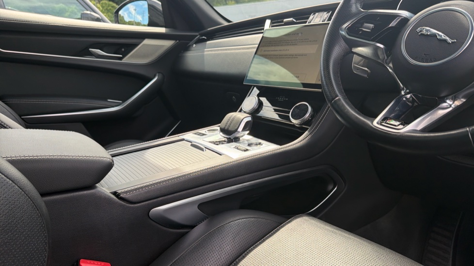 Jaguar F-Pace 2.0 D200 R-Dynamic Black 5dr Auto AWD Diesel Estate - Image 33
