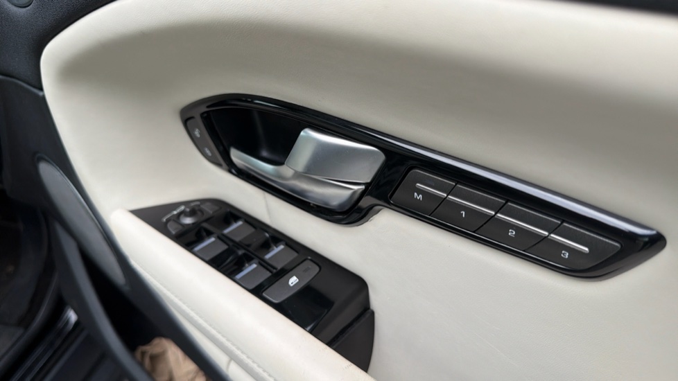 Land Rover Range Rover Evoque 2.0 TD4 HSE Dynamic Lux 5dr Auto Diesel Hatchback - Image 30