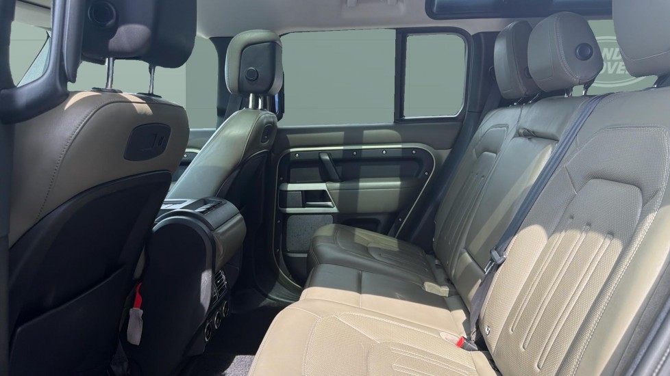 Land Rover Defender 2.0 D240 HSE 110 5dr Auto [6 Seat] Diesel Estate - Image 4