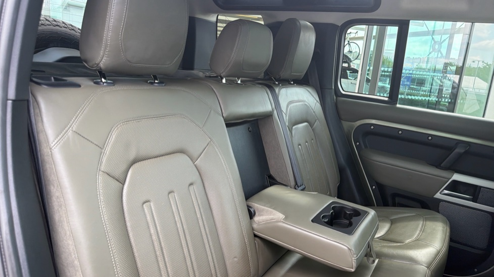 Land Rover Defender 2.0 D240 HSE 110 5dr Auto [6 Seat] Diesel Estate - Image 33