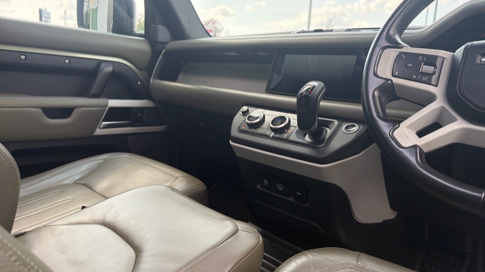 Land Rover Defender 2.0 D240 HSE 110 5dr Auto [6 Seat] Diesel Estate - Image 42