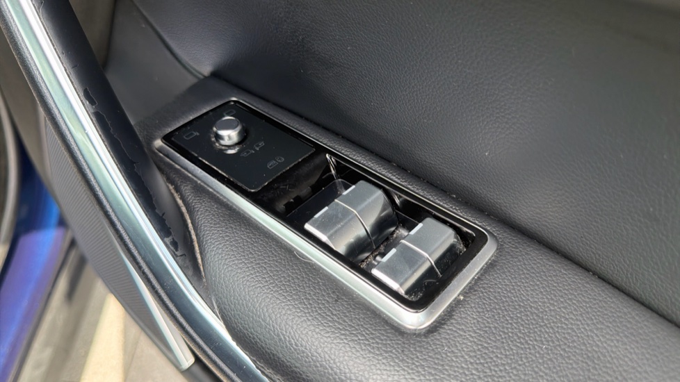 Jaguar F-Pace 2.0 D165 S 5dr Auto AWD Diesel Estate - Image 25