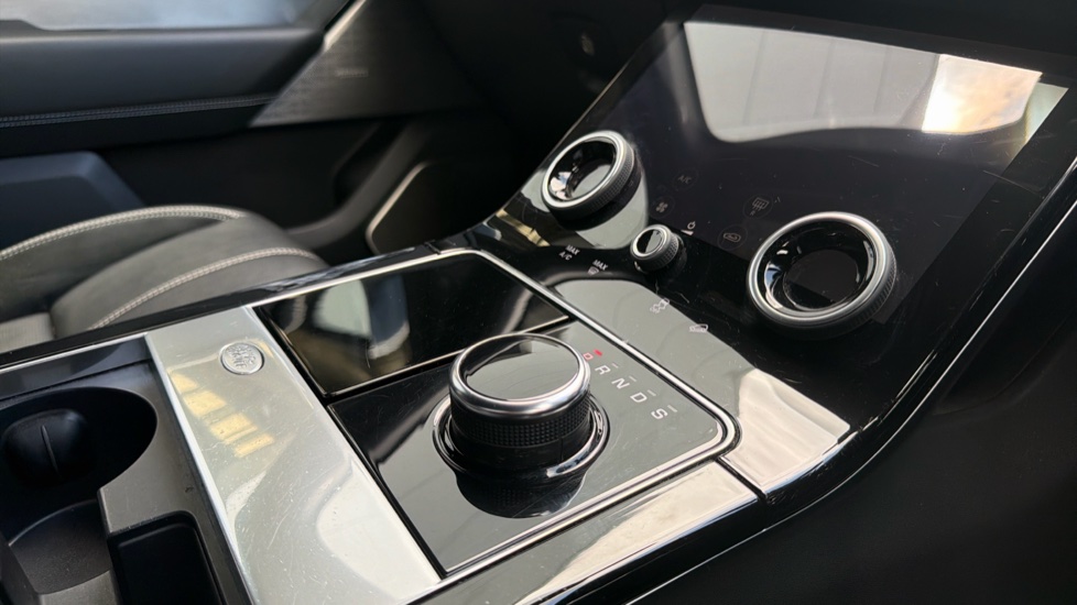 Land Rover Range Rover Velar 2.0 P250 R-Dynamic SE 5dr Auto Petrol Estate - Image 13