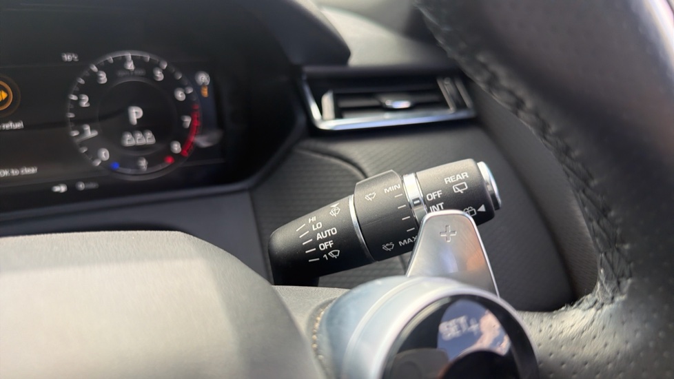 Land Rover Range Rover Velar 2.0 P250 R-Dynamic SE 5dr Auto Petrol Estate - Image 22