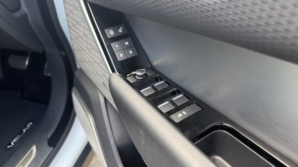 Land Rover Range Rover Velar 2.0 P250 R-Dynamic SE 5dr Auto Petrol Estate - Image 30