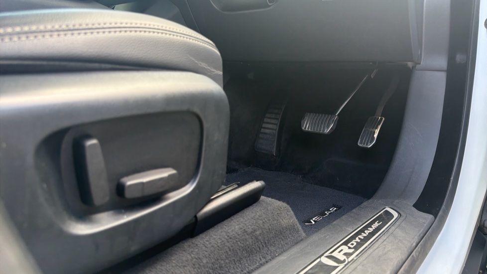 Land Rover Range Rover Velar 2.0 P250 R-Dynamic SE 5dr Auto Petrol Estate - Image 32