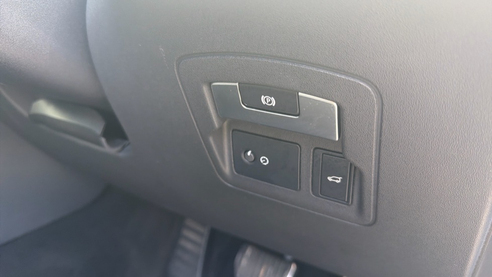 Land Rover Range Rover Velar 2.0 P250 R-Dynamic SE 5dr Auto Petrol Estate - Image 33