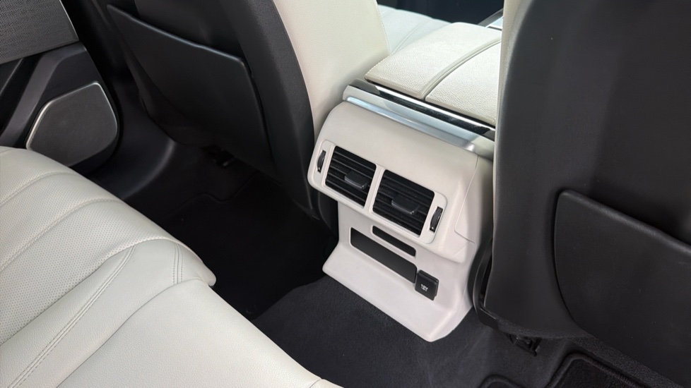 Land Rover Range Rover Velar 2.0 D200 R-Dynamic SE 5dr Auto Diesel Estate - Image 18