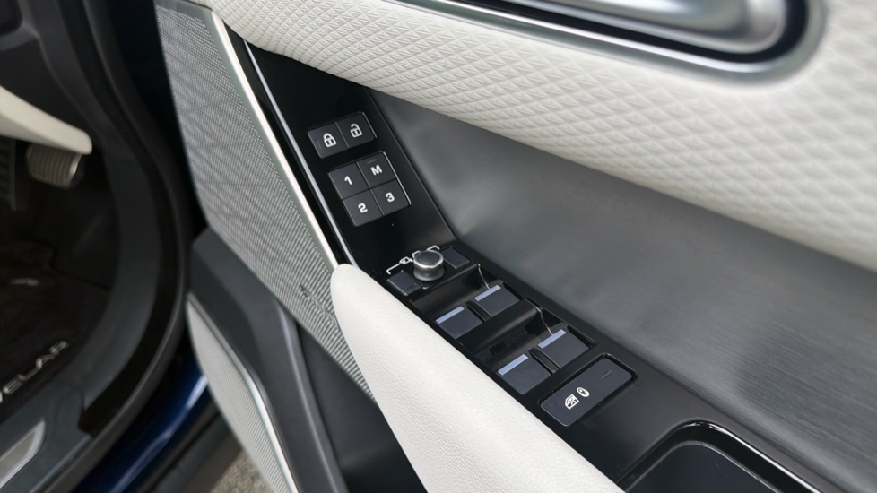 Land Rover Range Rover Velar 2.0 D200 R-Dynamic SE 5dr Auto Diesel Estate - Image 24