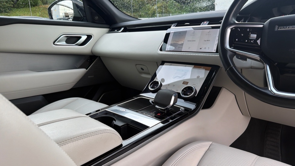 Land Rover Range Rover Velar 2.0 D200 R-Dynamic SE 5dr Auto Diesel Estate - Image 27