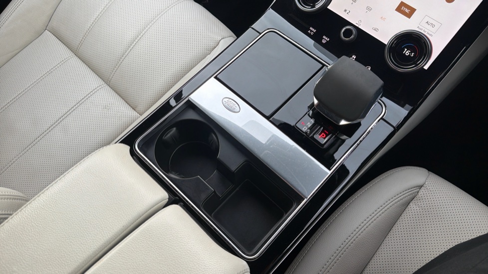 Land Rover Range Rover Velar 2.0 D200 R-Dynamic SE 5dr Auto Diesel Estate - Image 29