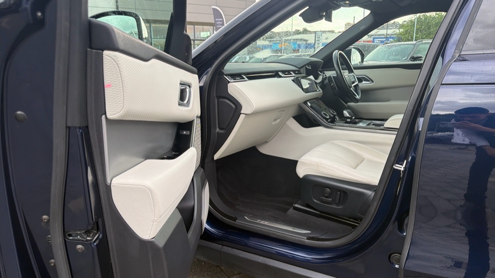 Land Rover Range Rover Velar 2.0 D200 R-Dynamic SE 5dr Auto Diesel Estate - Image 39