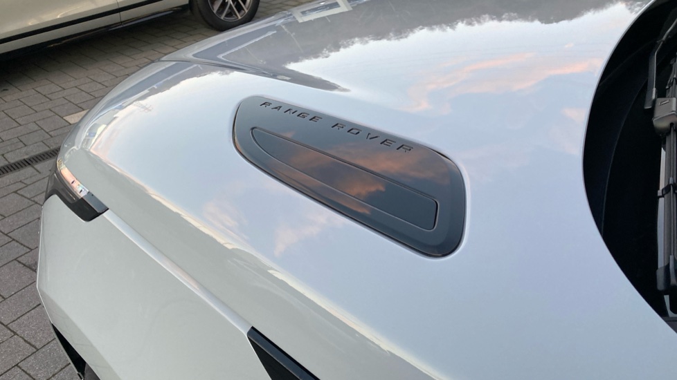 Land Rover Range Rover Velar 2.0 D200 MHEV Dynamic SE 5dr Auto Diesel Estate - Image 22