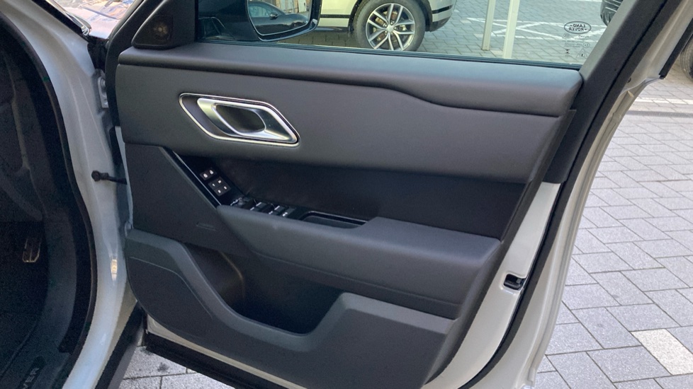 Land Rover Range Rover Velar 2.0 D200 MHEV Dynamic SE 5dr Auto Diesel Estate - Image 24