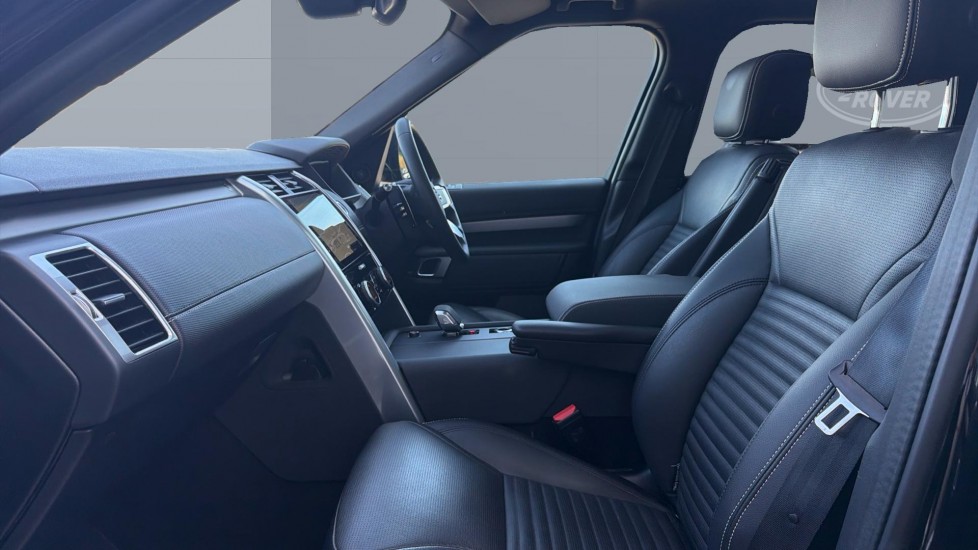 Land Rover Discovery 3.0 D300 Dynamic SE 5dr Auto Diesel Station Wagon - Image 3