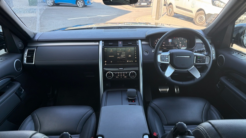 Land Rover Discovery 3.0 D300 Dynamic SE 5dr Auto Diesel Station Wagon - Image 9