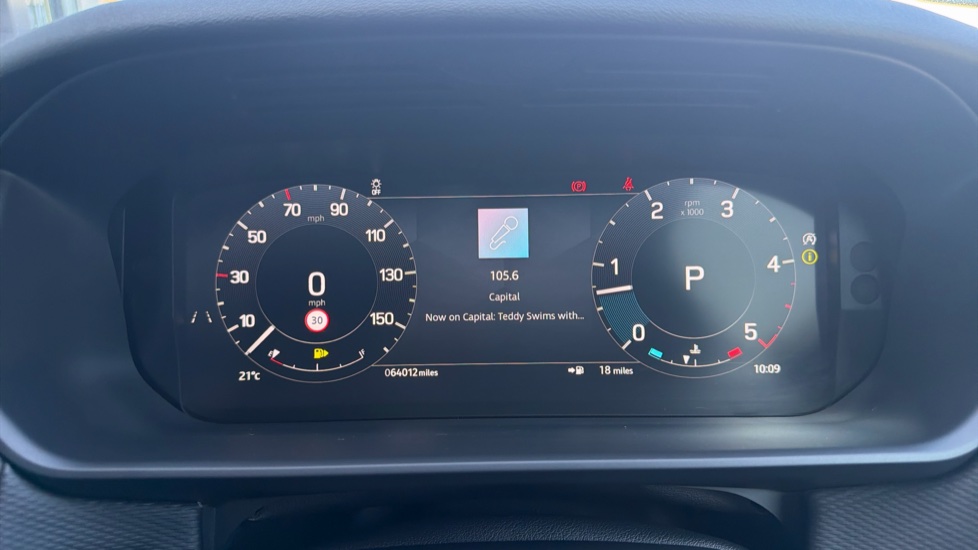 Land Rover Discovery 3.0 D300 Dynamic SE 5dr Auto Diesel Station Wagon - Image 16