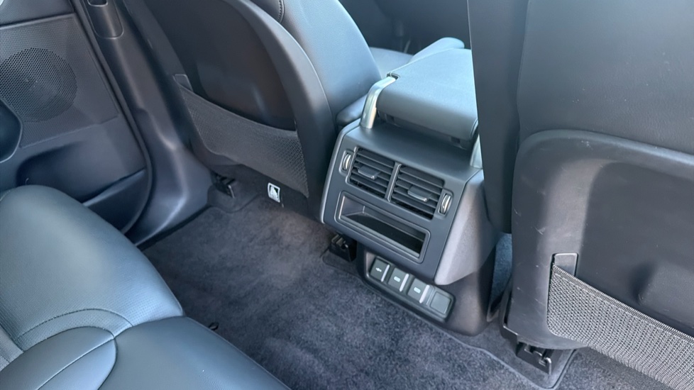 Land Rover Discovery 3.0 D300 Dynamic SE 5dr Auto Diesel Station Wagon - Image 18