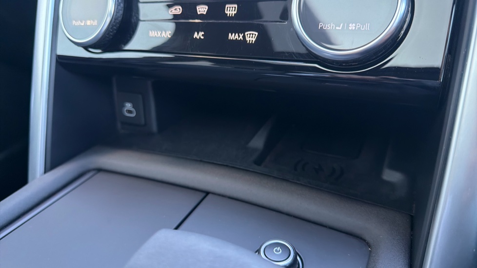 Land Rover Discovery 3.0 D300 Dynamic SE 5dr Auto Diesel Station Wagon - Image 24