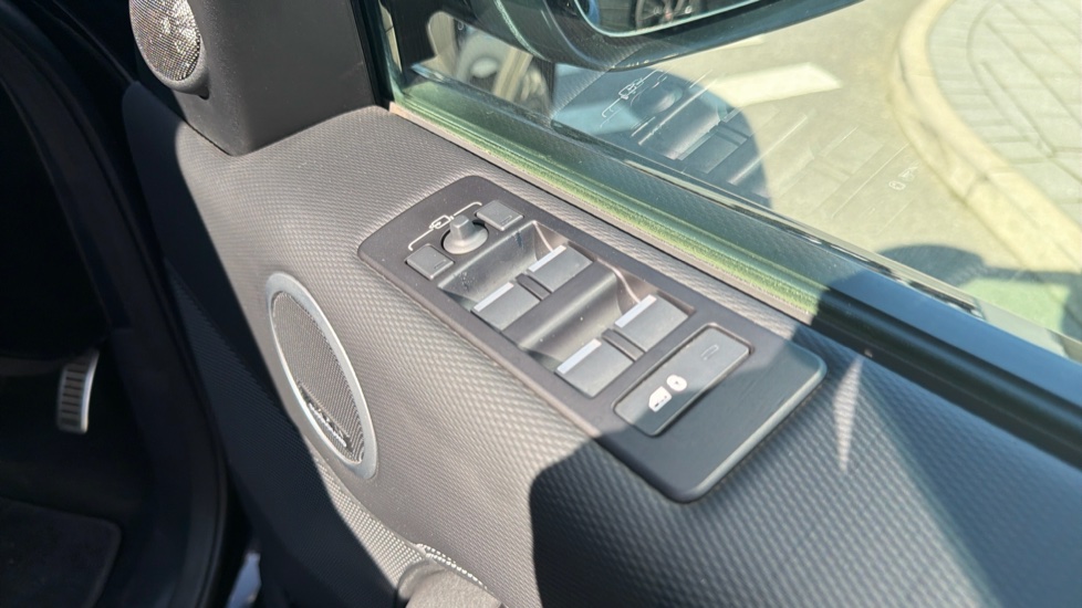 Land Rover Discovery 3.0 D300 Dynamic SE 5dr Auto Diesel Station Wagon - Image 31