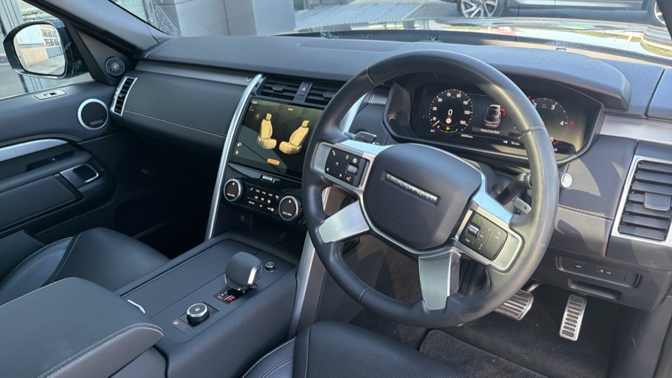 Land Rover Discovery 3.0 D300 Dynamic SE 5dr Auto Diesel Station Wagon - Image 32
