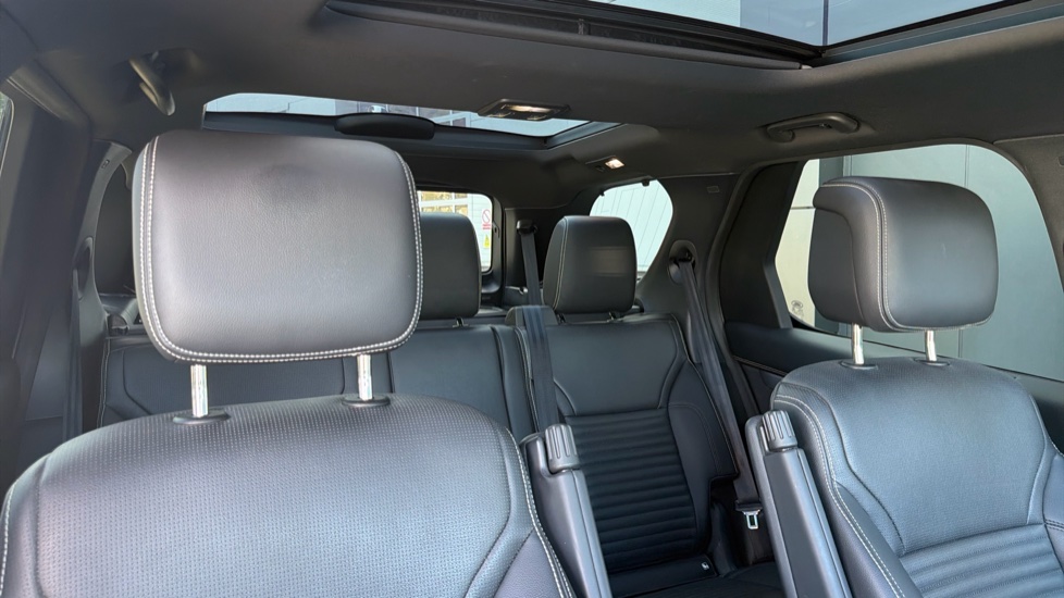 Land Rover Discovery 3.0 D300 Dynamic SE 5dr Auto Diesel Station Wagon - Image 34