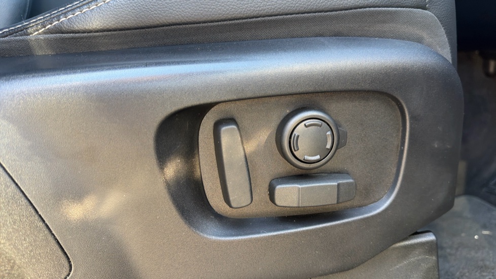 Land Rover Discovery 3.0 D300 Dynamic SE 5dr Auto Diesel Station Wagon - Image 36