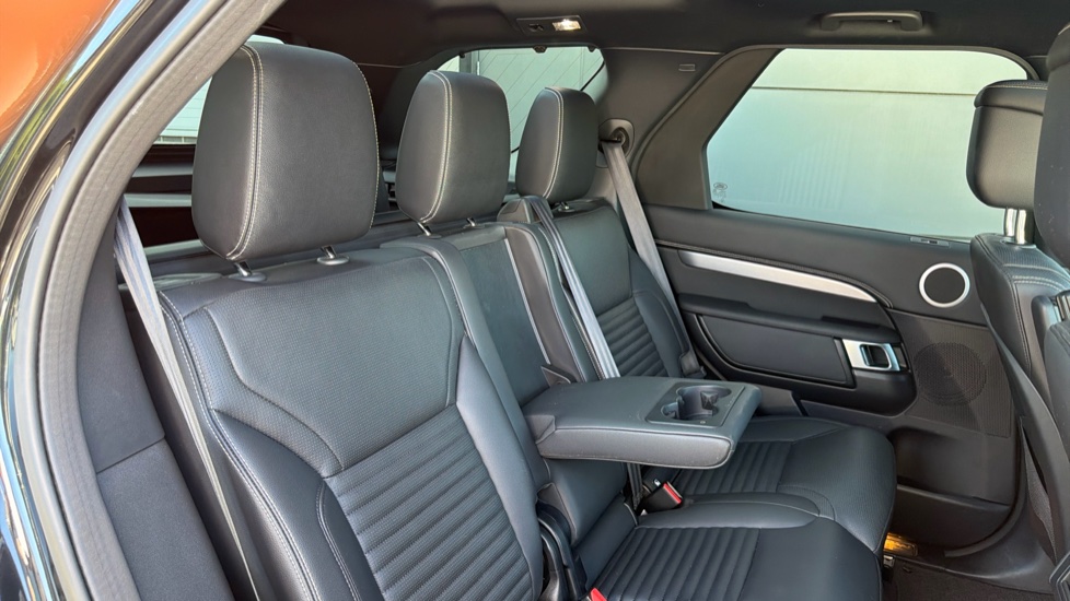 Land Rover Discovery 3.0 D300 Dynamic SE 5dr Auto Diesel Station Wagon - Image 37