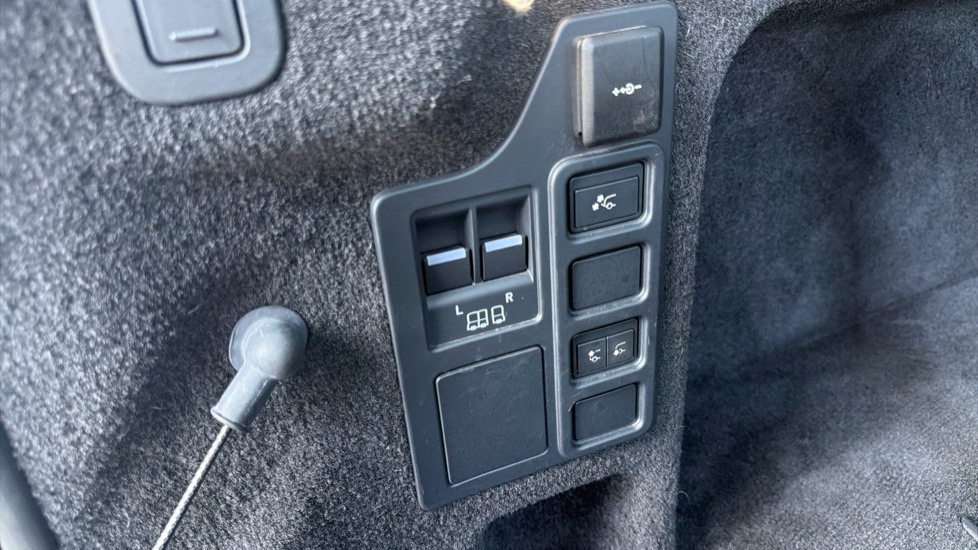 Land Rover Discovery 3.0 D300 Dynamic SE 5dr Auto Diesel Station Wagon - Image 38