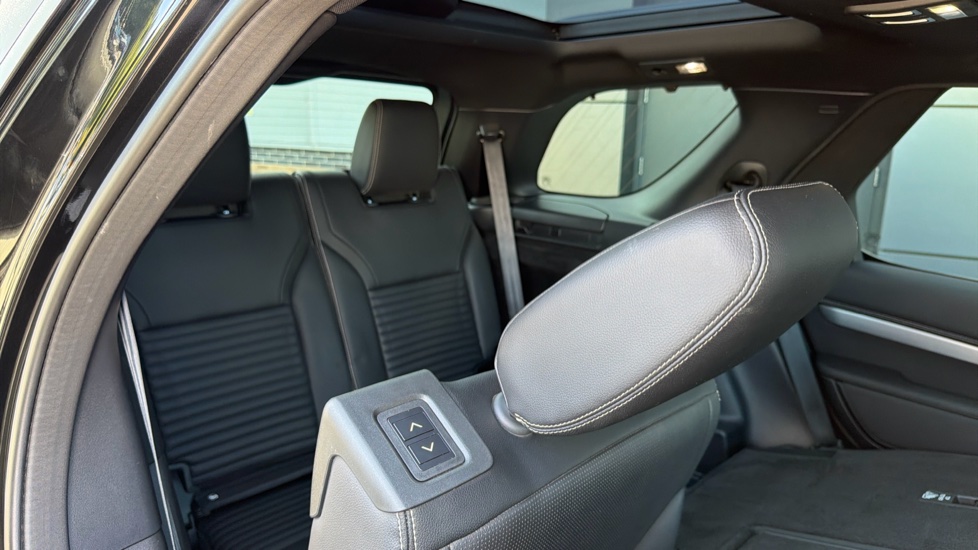 Land Rover Discovery 3.0 D300 Dynamic SE 5dr Auto Diesel Station Wagon - Image 41