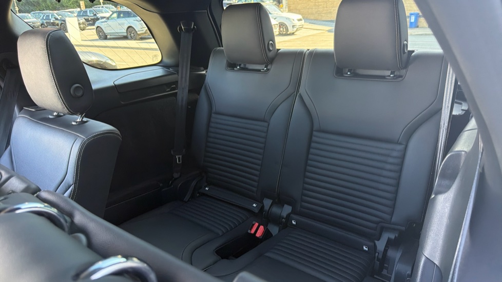 Land Rover Discovery 3.0 D300 Dynamic SE 5dr Auto Diesel Station Wagon - Image 42