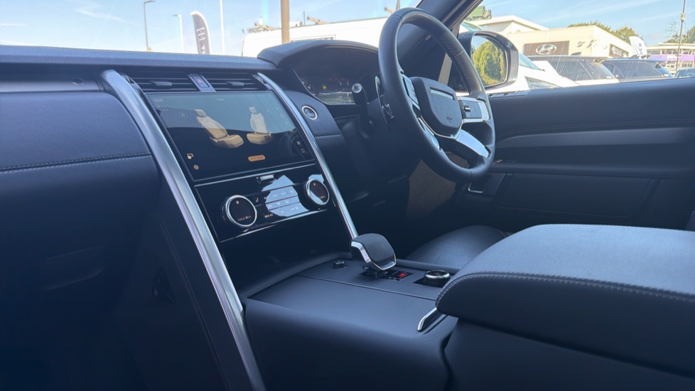 Land Rover Discovery 3.0 D300 Dynamic SE 5dr Auto Diesel Station Wagon - Image 43