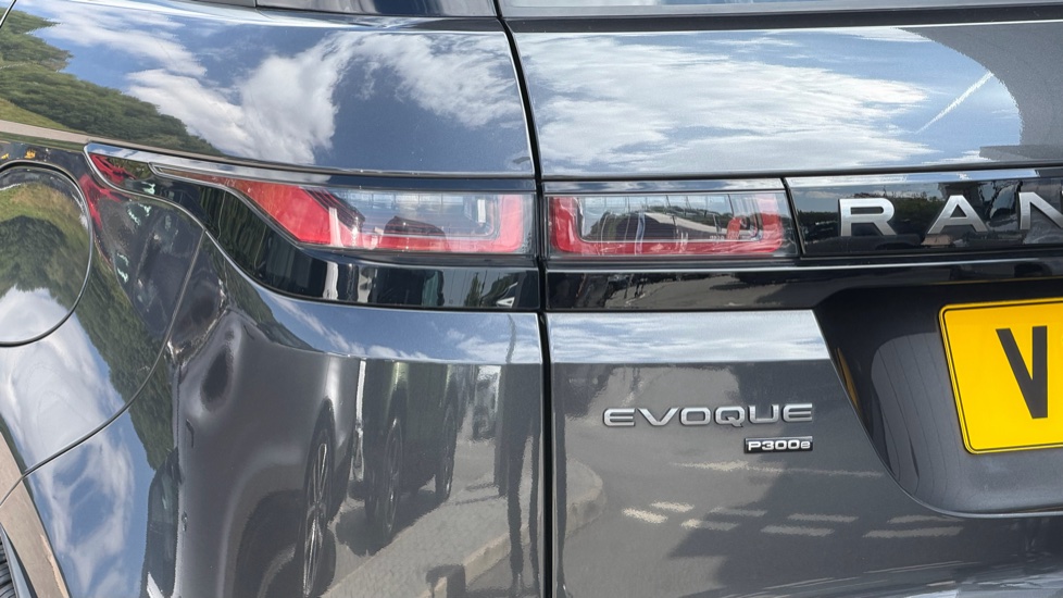 Land Rover Range Rover Evoque 1.5 P300e R-Dynamic SE 5dr Auto Hatchback - Image 19