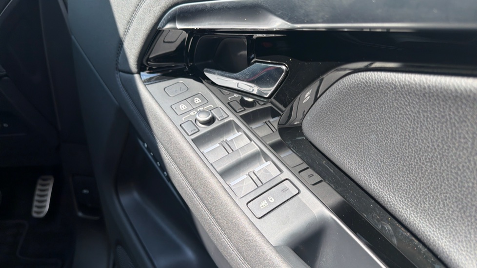 Land Rover Range Rover Evoque 1.5 P300e R-Dynamic SE 5dr Auto Hatchback - Image 30