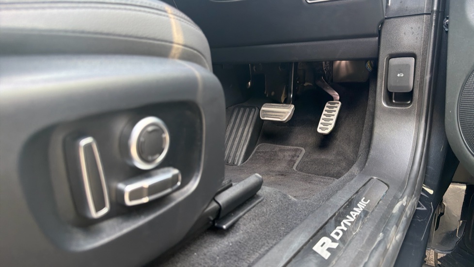 Land Rover Range Rover Evoque 1.5 P300e R-Dynamic SE 5dr Auto Hatchback - Image 31