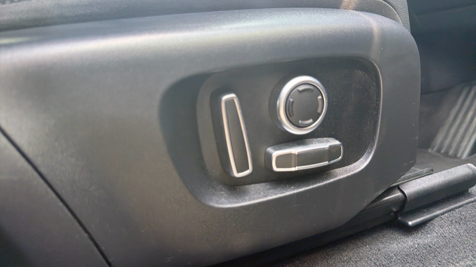 Land Rover Range Rover Evoque 1.5 P300e R-Dynamic SE 5dr Auto Hatchback - Image 32