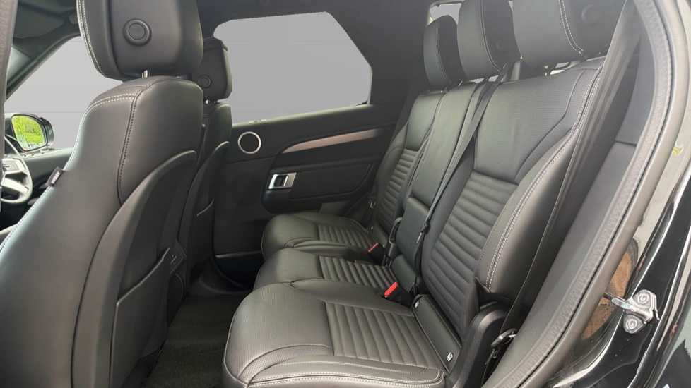 Land Rover Discovery 3.0 D350 Dynamic HSE 5dr Auto Diesel Station Wagon - Image 4