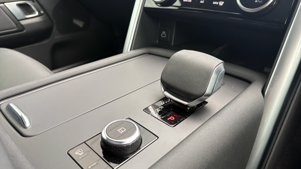 Land Rover Discovery 3.0 D350 Dynamic HSE 5dr Auto Diesel Station Wagon - Image 13