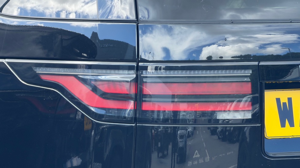 Land Rover Discovery 3.0 D350 Dynamic HSE 5dr Auto Diesel Station Wagon - Image 19