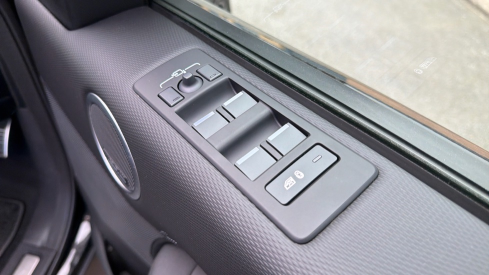 Land Rover Discovery 3.0 D350 Dynamic HSE 5dr Auto Diesel Station Wagon - Image 25