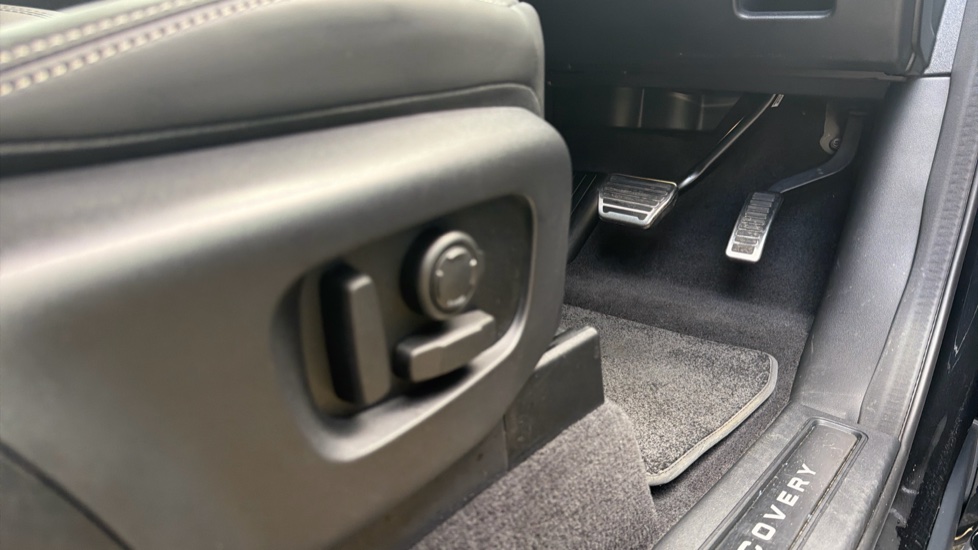 Land Rover Discovery 3.0 D350 Dynamic HSE 5dr Auto Diesel Station Wagon - Image 27